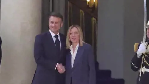 Giorgia Meloni arriva all’Eliseo