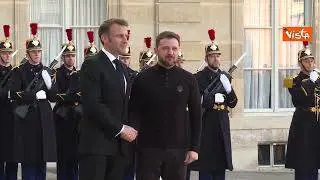 Zelensky a Parigi per riunione Paesi "Volenterosi", accolto da Macron all'Eliseo