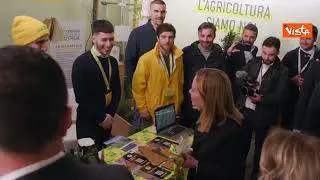 L’ironia di Meloni allo stand Coldiretti di  Agricoltura E’: Dietetico? Se ingrasso te vengo a cercà