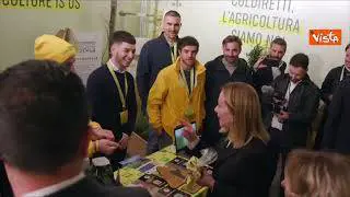 Omaggio "dietetico" per Meloni da stand Coldiretti, la premier scherza: Se ingrasso ve vengo a cercà