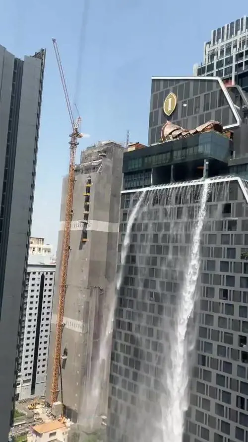 L'acqua di una piscina si sversa su un palazzo durante il sisma