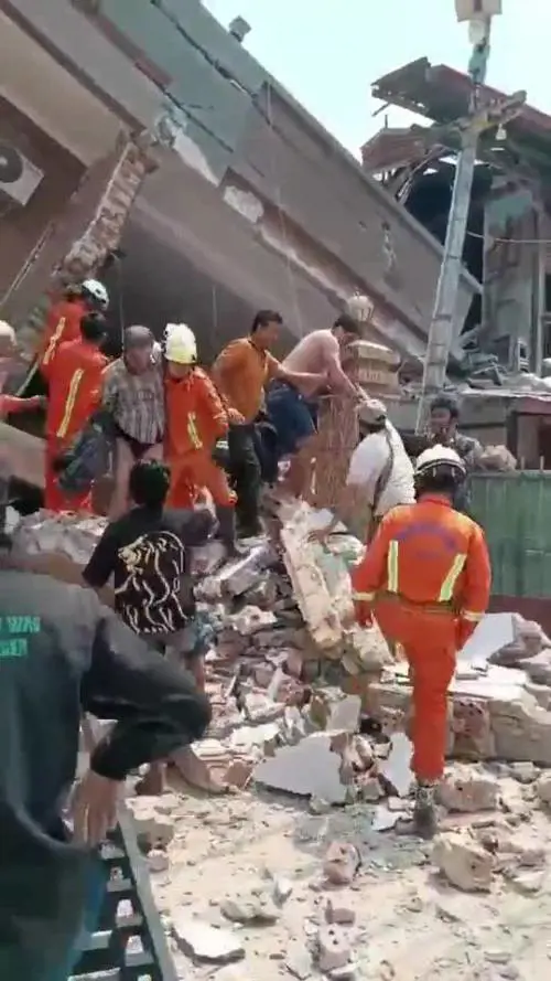 Soccorsi in corso a Mandalay: numerose le persone intrappolate