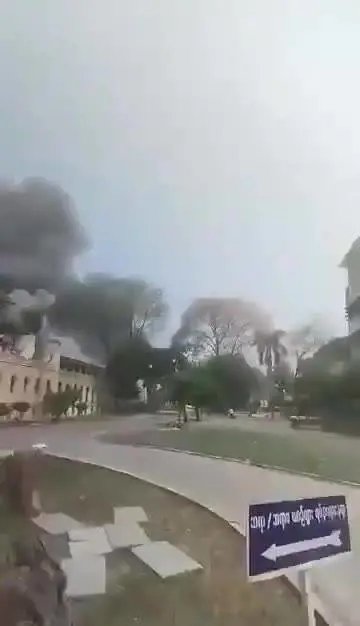 Incendio e crolli all'università di Mandalay dopo il terremoto