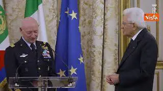 Mattarella riceve in dono aquila in cristallo di Murano da Capo di Stato Maggiore Aeronautica