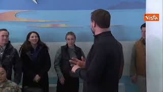 La battuta di Jd Vance con la moglie fra i militari in Groenlandia: Fa un freddo di m...qui