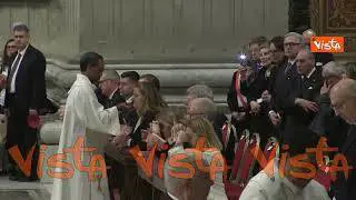 Giorgia Meloni alla Messa in Vaticano per i 20 anni dalla morte di Papa Wojtyla riceve l'Eucarestia