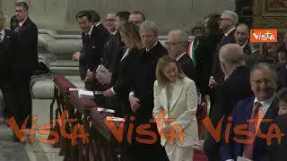 Giorgia Meloni in Vaticano per 20 anni da morte Papa Wojtyla, ecco lo scambio della pace alla Messa