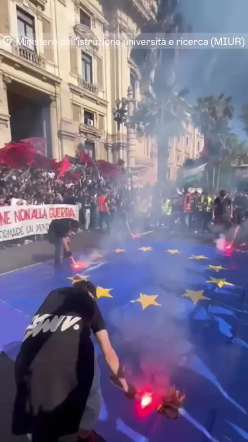 Bandiera europea alle fiamme davanti al ministero dell'Università: l'allarme rosso degli studenti