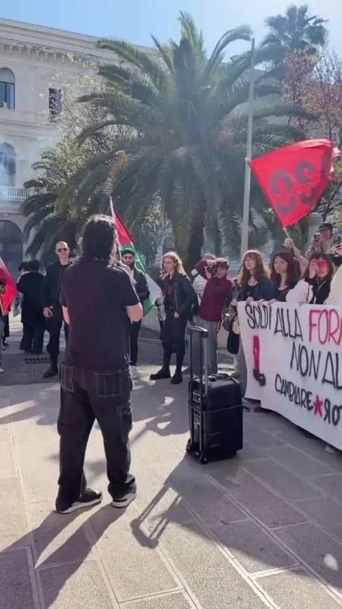 Studenti bruciano la bandiera europea a Bari