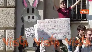 Il presidio studentesco davanti alla Prefettura di Milano contro il riarmo