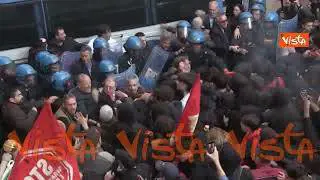 "Tout le monde déteste la police", i cori contro gli agenti al corteo anti Dl sicurezza a Roma
