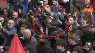 Bonelli tenta di placare gli scontri tra manifestanti e polizia al corteo contro Dl Sicurezza a Roma