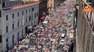 In migliaia a Roma alla manifestazione del M5s contro riarmo, il corteo visto dall'alto