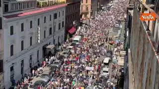 In migliaia a Roma alla manifestazione del M5s contro riarmo, il corteo visto dall'alto