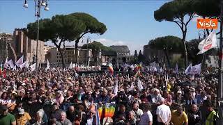 Manifestazione del M5s contro il riarmo, in migliaia sotto il palco ai Fori Imperiali a Roma