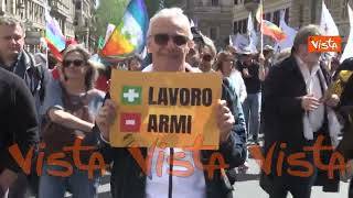 "Crosetto porge l'elmetto, Meloni dà cannoni", gli slogan al corteo M5s contro riarmo