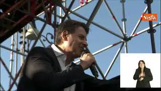 Conte sul palco del No al riarmo: "Siamo in 100 mila". E saluta il 93enne Bruno: "Non sei solo"