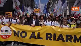 Conte guida corteo contro il riarmo in Via dei Fori Imperiali a Roma
