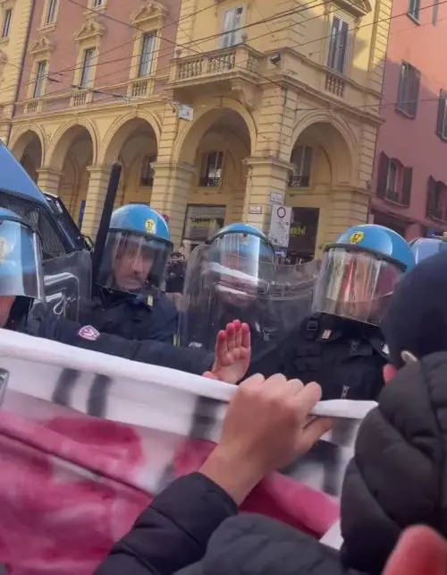 Scontri a Bologna tra antagonisti e Polizia