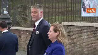 Bagno di folla per Re Carlo e la Regina Camilla arriva al loro arrivo al Colosseo