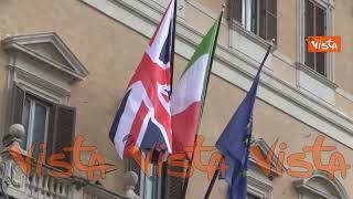 La Union Jack, bandiera del Regno Unito, sulla facciata di Montecitorio per l'arrivo di Re Carlo III
