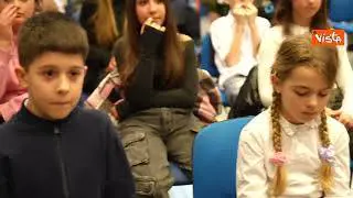 Camilla visita una scuola a Roma, i bambini salutano la Regina sventolando bandiere del Regno Unito