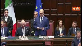 Lorenzo Fontana fa gli auguri a Carlo e Camilla per l'anniversario di nozze, l'applauso alla Camera