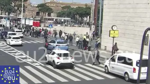 L'aggressione del somalo ai poliziotti in Stazione Termini
