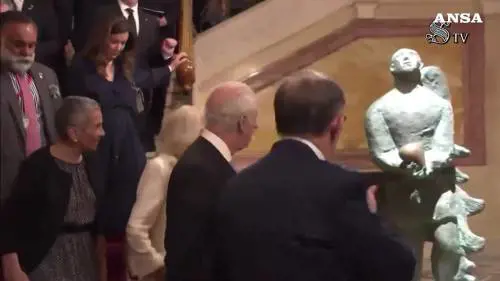 Re Carlo e la regina Camilla, mezz'ora di tour in Senato 