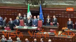 Re Carlo III e la regina Camilla fanno ingresso alla Camera accolti da applausi e standing ovation