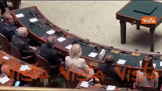Ecco la borsetta bianca della Regina Camilla sui banchi della Camera