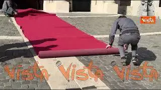 Re Carlo III lascia Montecitorio, il tappeto rosso all'ingresso riarrotolato dopo la sua uscita