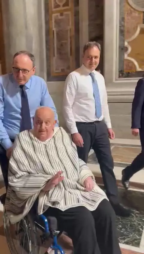 Papa Francesco a sorpresa nella basilica di San Pietro