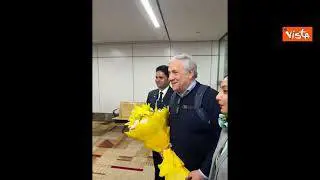Tajani arriva in India, accolto con un mazzo di fiori gialli