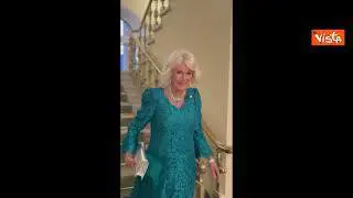 La Regina Camilla pronta per il Pranzo al Quirinale con uno splendido abito di pizzo turchese