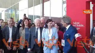Schlein al Salone del Mobile durante la foto di rito: Sembriamo dei boomer