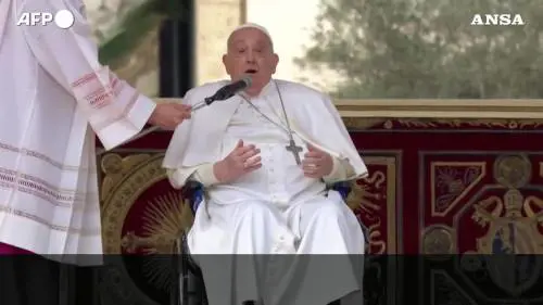 Il Papa in piazza: "Buona Domenica delle Palme!"