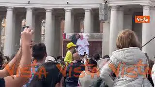 L'applauso dei fedeli per Papa Francesco, a sorpresa a Piazza San Pietro per la Domenica delle Palme