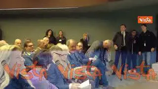 La standing ovation per Liliana Segre al suo arrivo al Memoriale della Shoah di Milano