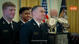 Trump consegna Trofeo a squadra di football dell'Accademia Marina Usa