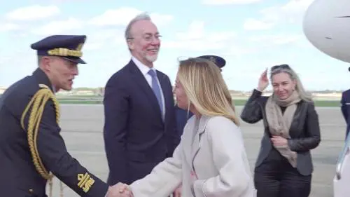 Meloni atterra a Washington: il video dell'arrivo negli Usa