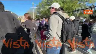 "Usa complici di genocidio", i cartelli dei manifestanti pro Gaza davanti alla Casa Bianca