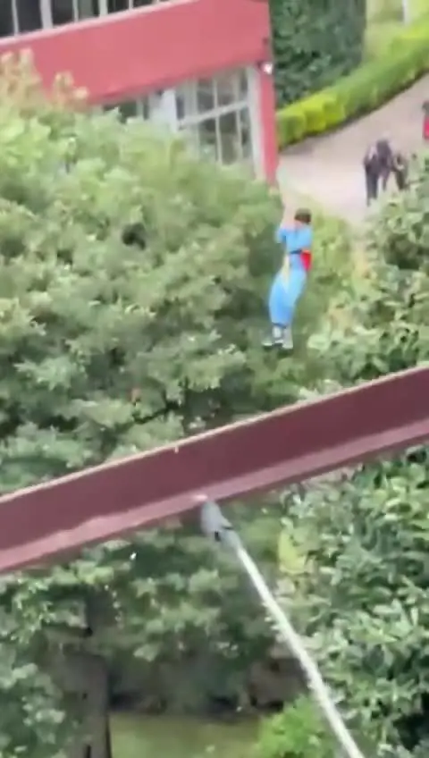 Cavi tranciati e cabina sospesa sulle abitazioni: le immagini dell'incidente alla funivia del Faito di Napoli