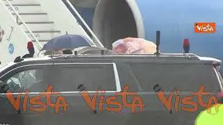 JD Vance atterra a Ciampino, il vicepresidente Usa scende scaletta Air Force Two con moglie e figli