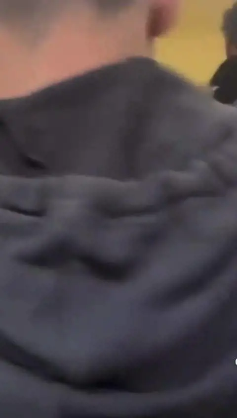 La violenza del branco sulla vittima nella stazione di Galatina: il video