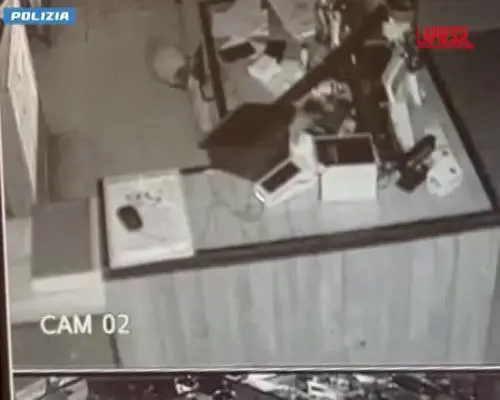 Furti notturni negli esercizi commerciali: arrestato “ladro gattonatore”