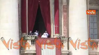 Papa Francesco si affaccia dalla loggia di San Pietro per l'Urbi et Orbi