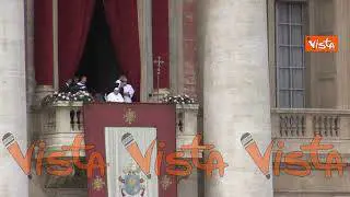 Pasqua 2025, Papa Francesco lascia la loggia di San Pietro salutato dall'applauso dei fedeli