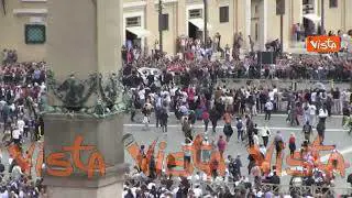 Pasqua 2025, il giro in papamobile di Papa Francesco a Piazza San Pietro