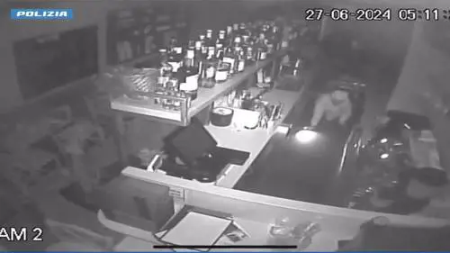 Strisciava carponi fino alla cassa, ecco come agiva il ladro gattonatore: il video